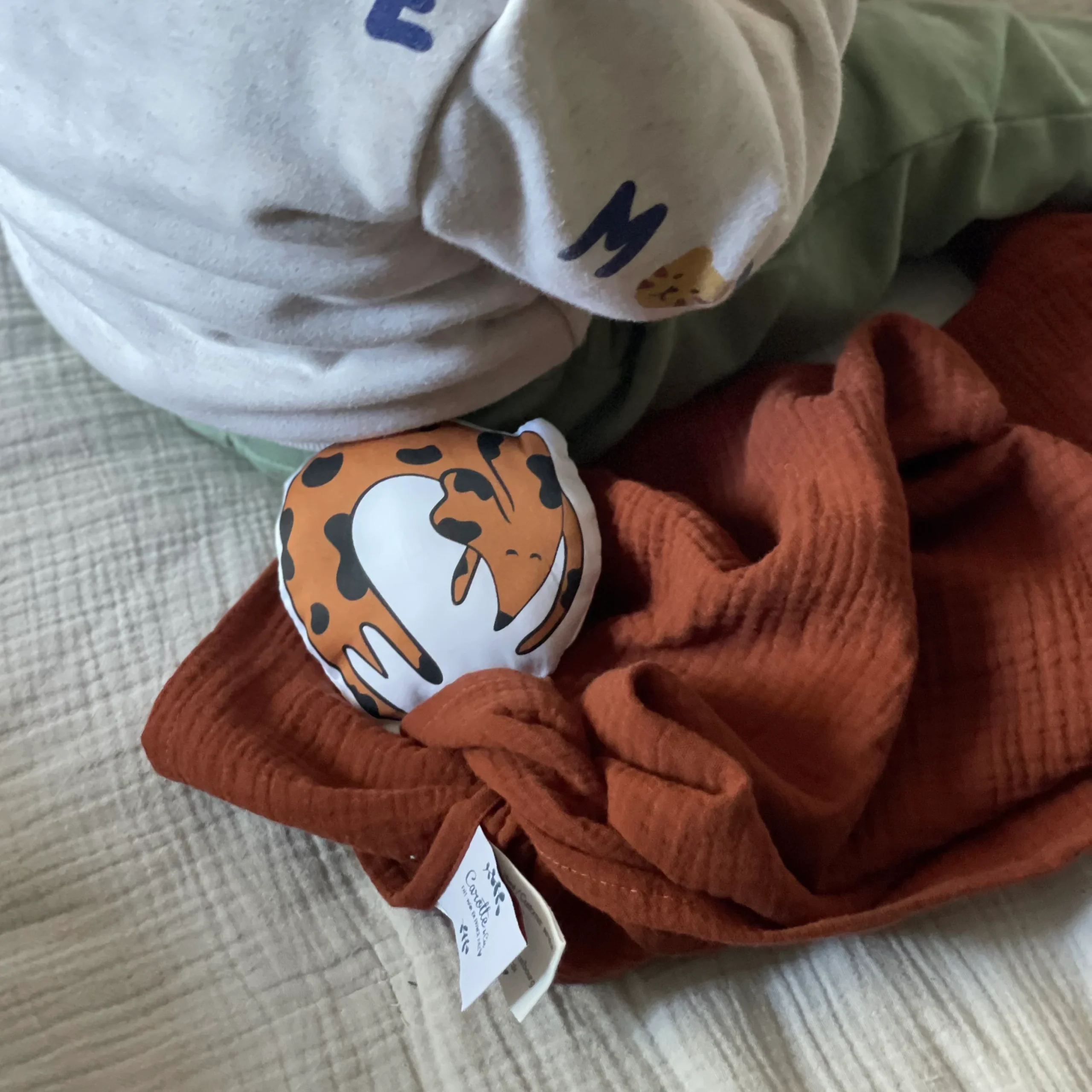 Maxi doudou Chien en double gaze toffee personnalisable – Image 4